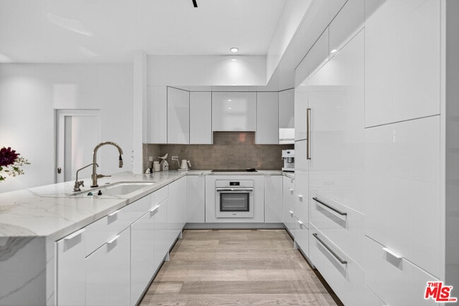 Building Photo - 13700 Marina Pointe Dr