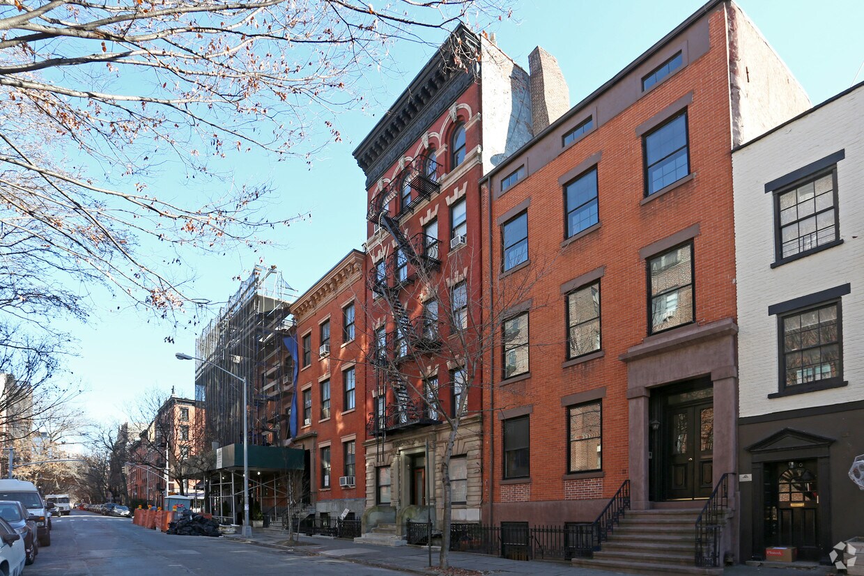 Building Photo - 296 W 11th St