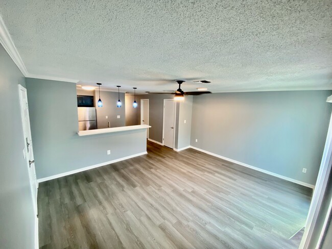 Foto del edificio - 1351 Bayville Ct