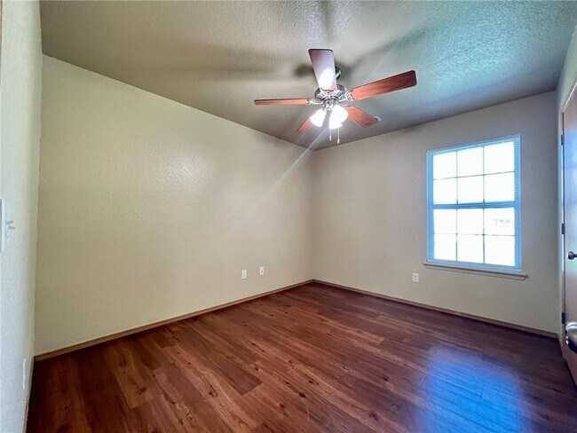 Foto del edificio - 867 Meadowlands Dr