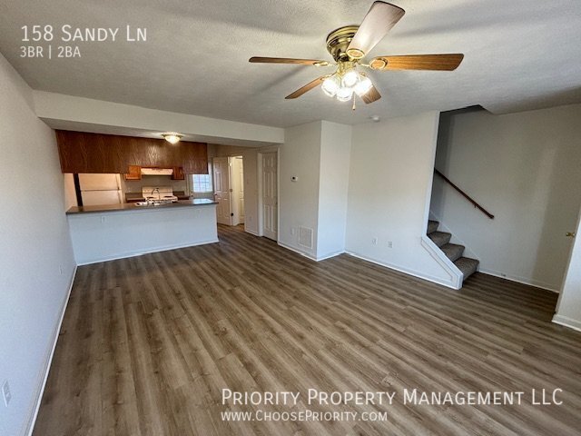 Building Photo - 3 BR/1.5 Townhome in Broadway