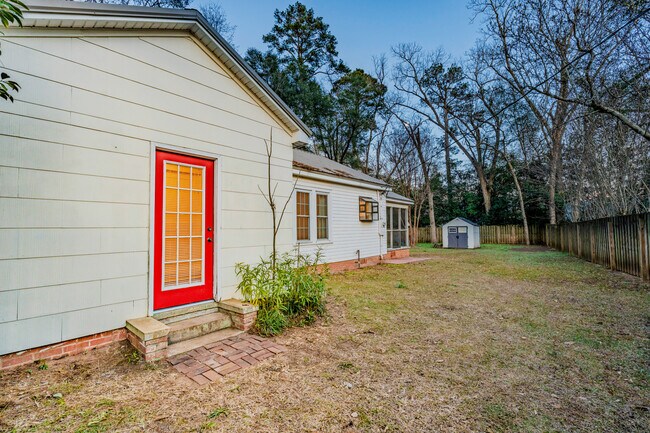 Foto del edificio - 104 Rosewood Dr