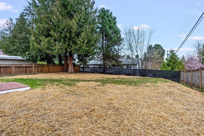 Foto del edificio - Well-Maintained Everett Rental with Functional Layout and Outdoor Space