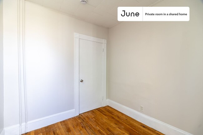 Foto del edificio - Private bedroom in 3 bed/1 bath Home