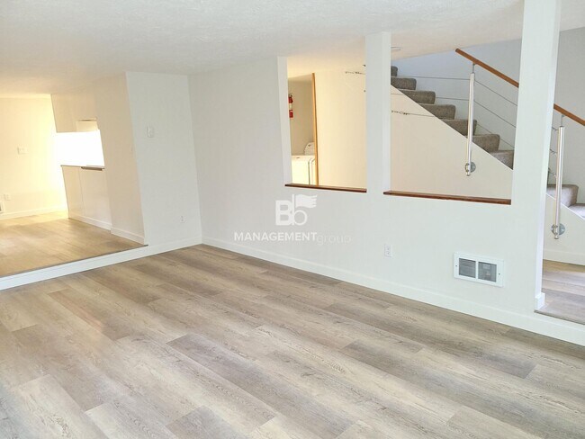 Foto del edificio - Nearly 1/2 Acre of Privacy Nestled in the Trees of West Linn. Updated Kitchen & Bathroom!