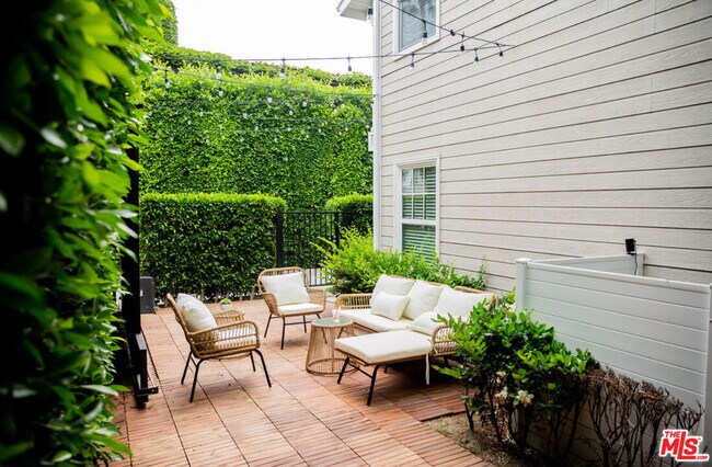 Building Photo - 2573 Beachwood Dr