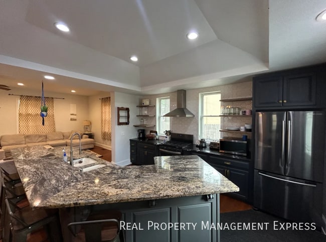 Building Photo - Furnished 5 Bedroom, 3.5 Bath Home