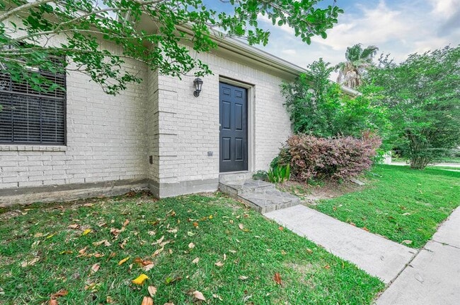 Building Photo - 8003 N Circle Dr