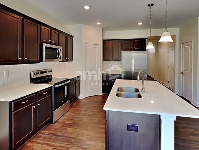 Foto del edificio - 7424 Garrett Ct