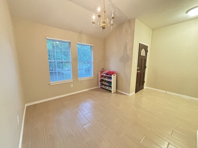 Building Photo - 18 Tallow Hill Pl