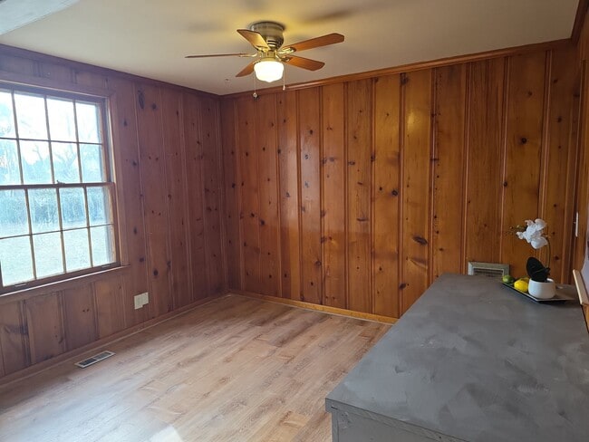 Building Photo - 4411 NW Kenwood Dr