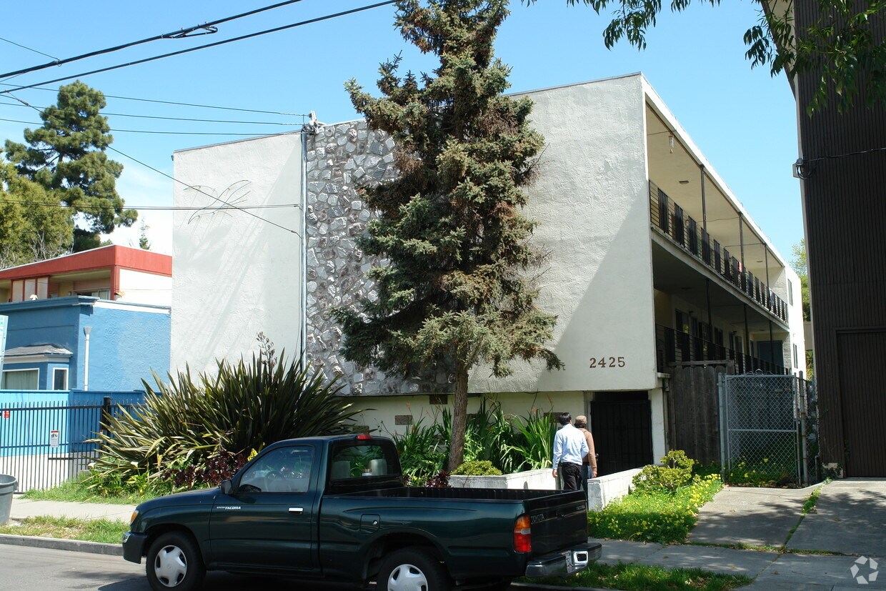 Building Photo - 2425 Grant St