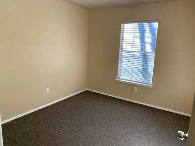 Dormitorio 2: tiene un amplio vestidor. - 431 N Wilhite St