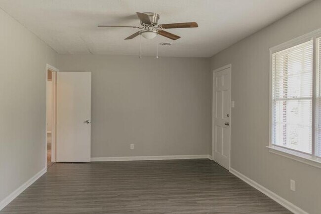 Building Photo - 560 Old Lundy Rd