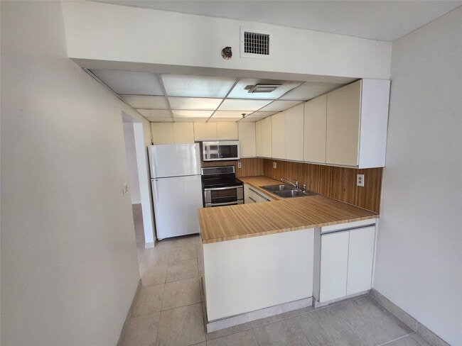 Building Photo - 17890 W Dixie Hwy