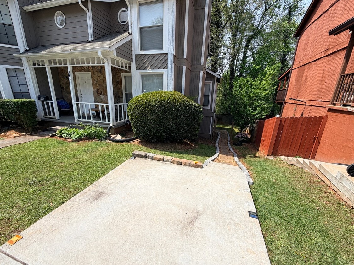 Photo - 866 Brandy Oaks Ln (Stone Mountain, GA)