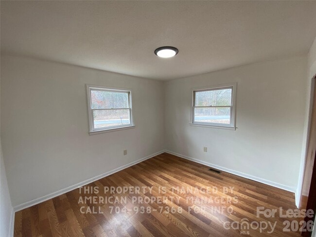 Building Photo - 3810 Vanderburg Dr S