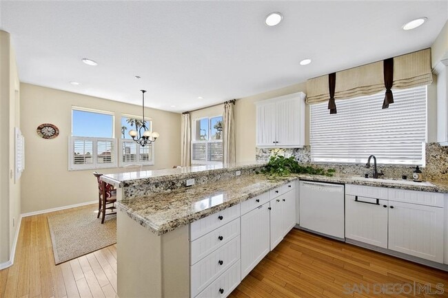 Building Photo - 3 Bedroom 3.5 Bathroom Townhouse in Sunset Cove