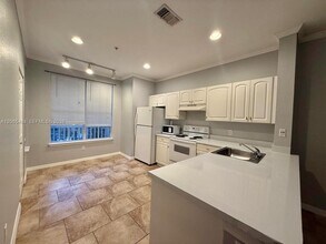 Building Photo - 860 N Orange Ave