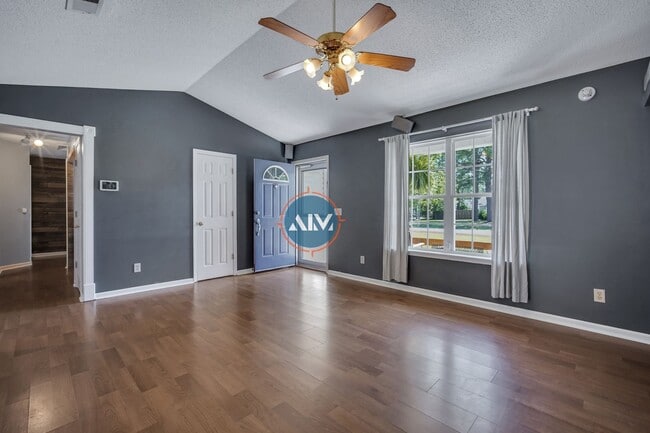 Building Photo - Beautiful 3 Bed 2 Bath Home located in his...