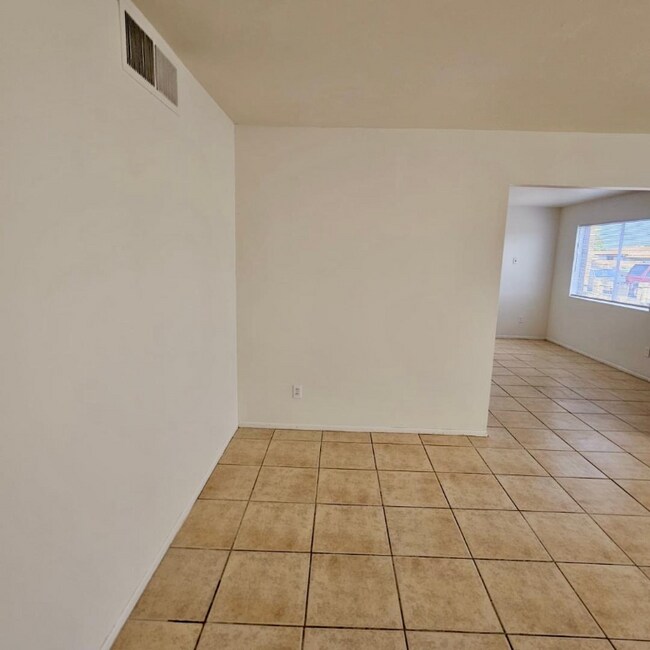 Building Photo - 2410 W Sierra St