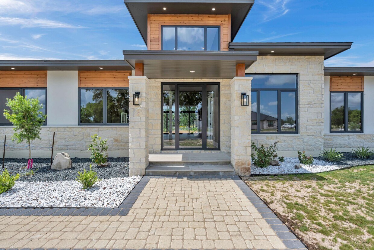 Foto principal - 325 Spicewood Trails Dr