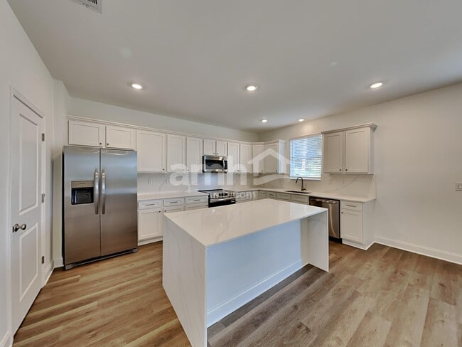 Building Photo - 56 Pointe Dr