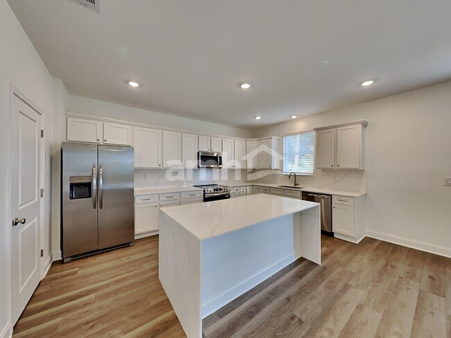 Foto del edificio - 56 Pointe Dr