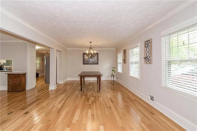 Building Photo - 2222 Springdale Dr