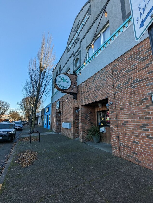 Great 1-Bedroom, 1-Bath Apartment In Springfield With On-site Laundry! - Great 1-Bedroom, 1-Bath Apartment In Springfield With On-site Laundry!