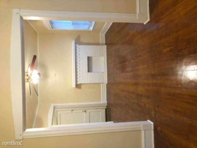 Building Photo - 1 br, 1 bath Apartment - 1751 W. Catalpa