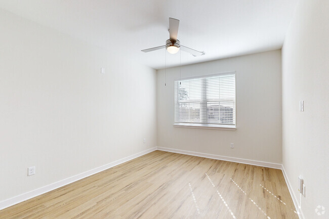 1BR, 1BA 694SF - Living Room - Madison Shores