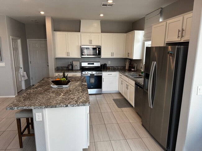 Foto del edificio - Furnished Executive Rental. Former 2021 Beazer Model Home.