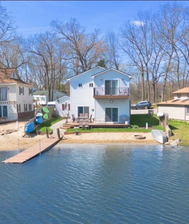 Building Photo - "Lakefront Living! Modern 3BR/2BA Home with Water Views & Private Dock