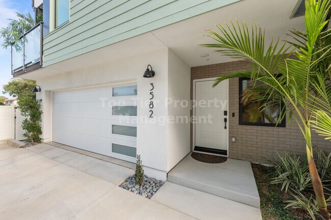 Foto del edificio - BRAND-NEW, FULLY-FURNISHED Luxury 3 bd / 3 ba Townhome in Coastal Carlsbad
