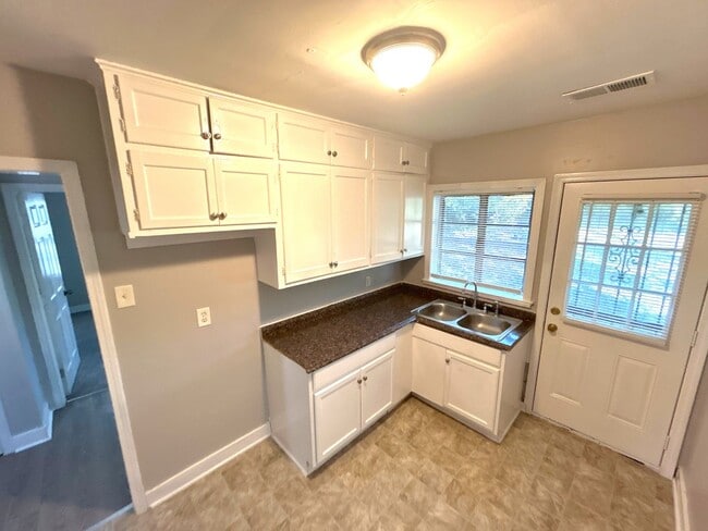 Foto del edificio - 3113 Ruby Ln