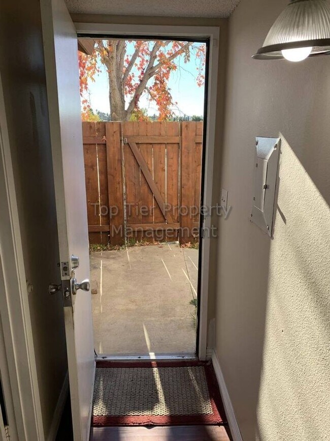 Building Photo - **Beautiful 2 bed / 1.5 bath Condo in Gate...