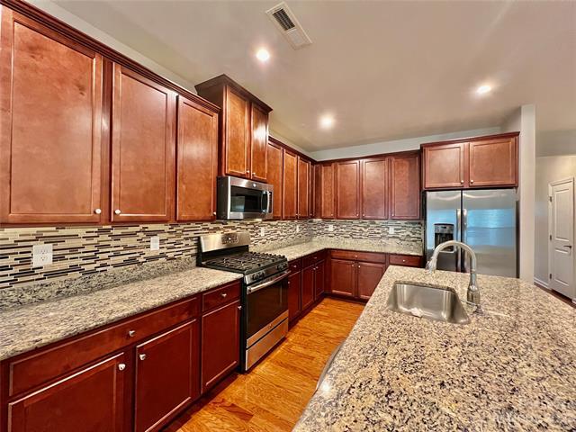 Foto del edificio - 319 Willow Wood Ct