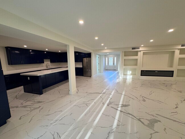 Building Photo - 13 Royale Cir