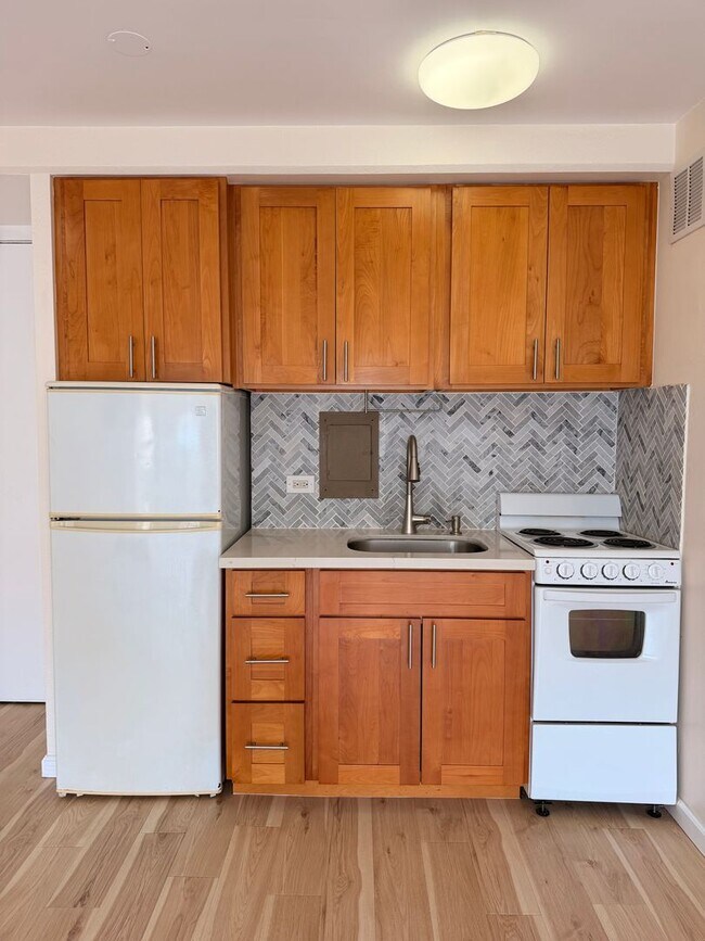 Foto del edificio - Bright Updated 1 bedroom with covered parking. ALL utilities included