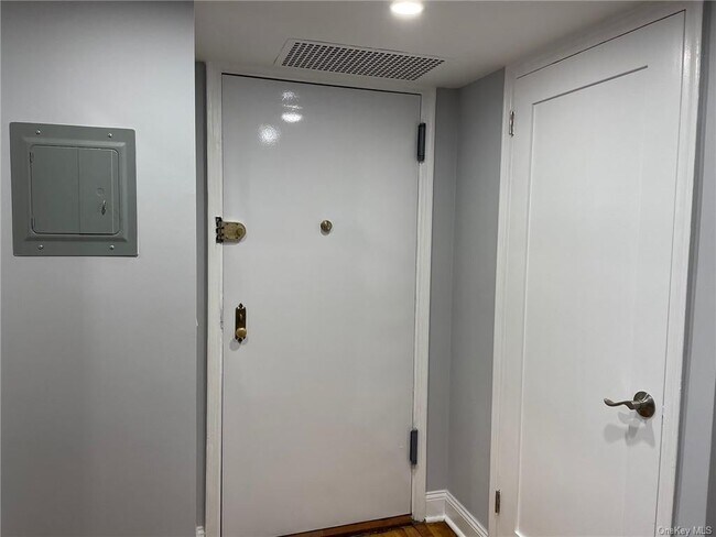 Foto del edificio - 1330 Midland Ave