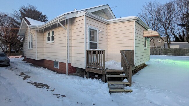 Foto del edificio - Charming 3 bedroom/1 bath home in the heart of Akron!