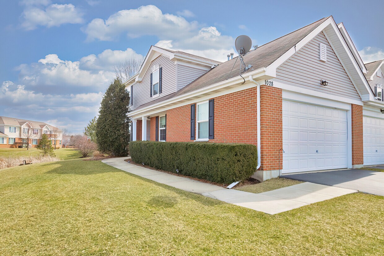 1028 Draper Rd, McHenry, IL 60050 Townhome Rentals in McHenry IL