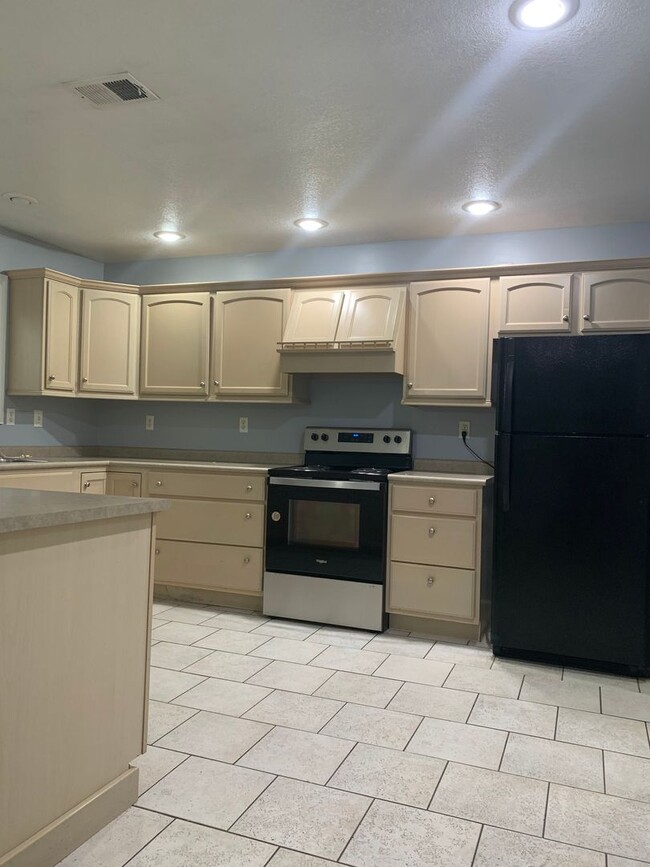 Foto del edificio - 3bed/2bath Home south of bypass