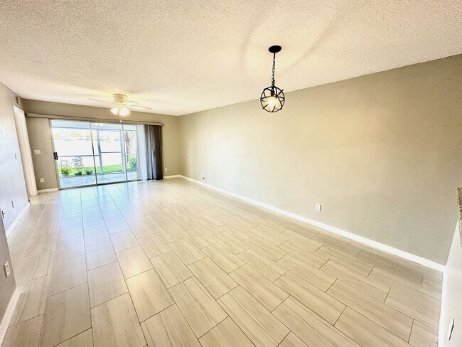 Foto del edificio - ** EMERALD LAKES ** 2 BED / 2 BATH CONDO - LAKE VIEW - CENTRAL NAPLES - ANNUAL RENTAL