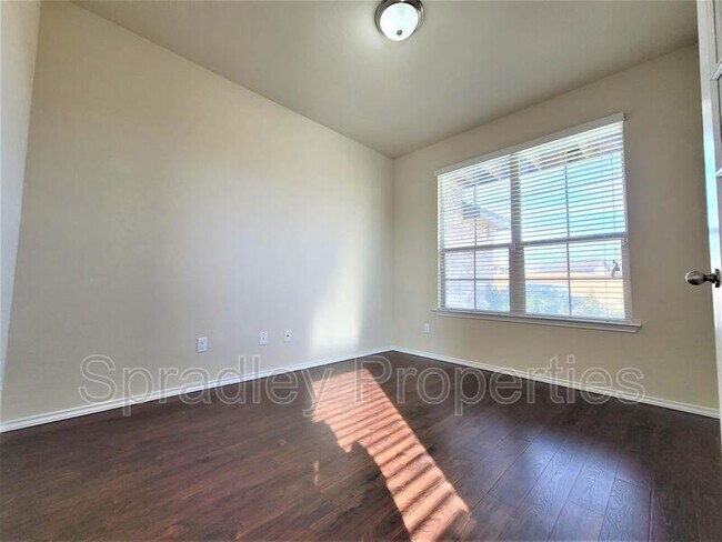 Building Photo - 5522 Stonehaven Dr