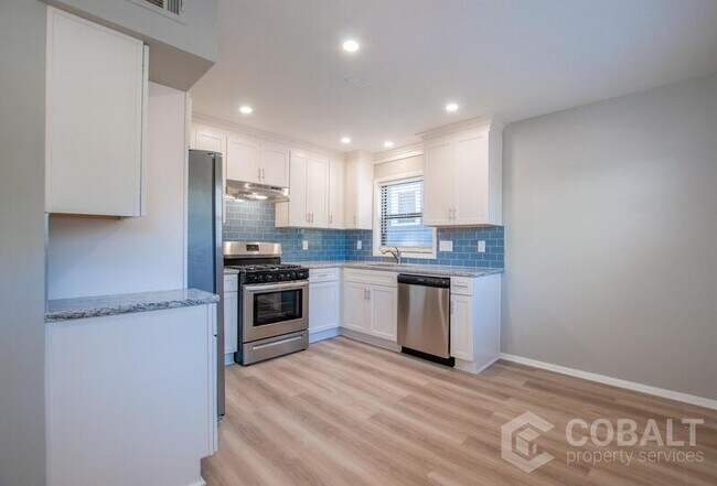 Foto del edificio - 886 St Charles Ave NE