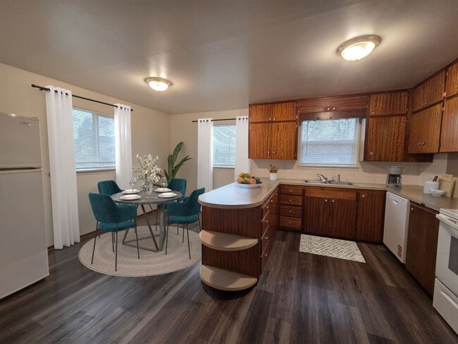 Building Photo - $1,900 – 2 Bed / 2 Bath Home with Fenced Yard, Fireplace, and Garage