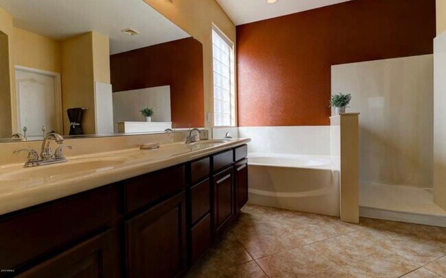 Foto del edificio - 4 bedroom in South Mountain Area
