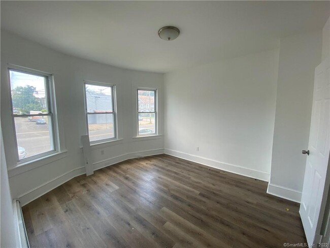 Building Photo - 222 Maplewood Ave